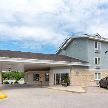 Super 8 By Wyndham Winnipeg West Dış mekan fotoğraf