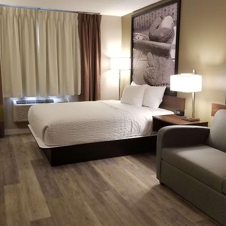 Super 8 By Wyndham Winnipeg West Dış mekan fotoğraf