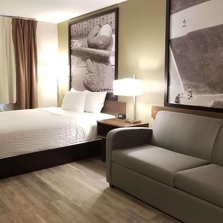 Super 8 By Wyndham Winnipeg West Dış mekan fotoğraf