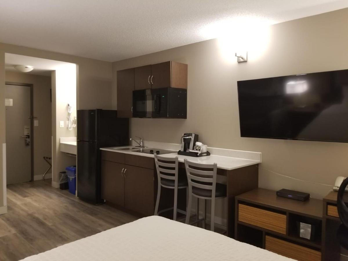 Super 8 By Wyndham Winnipeg West Dış mekan fotoğraf