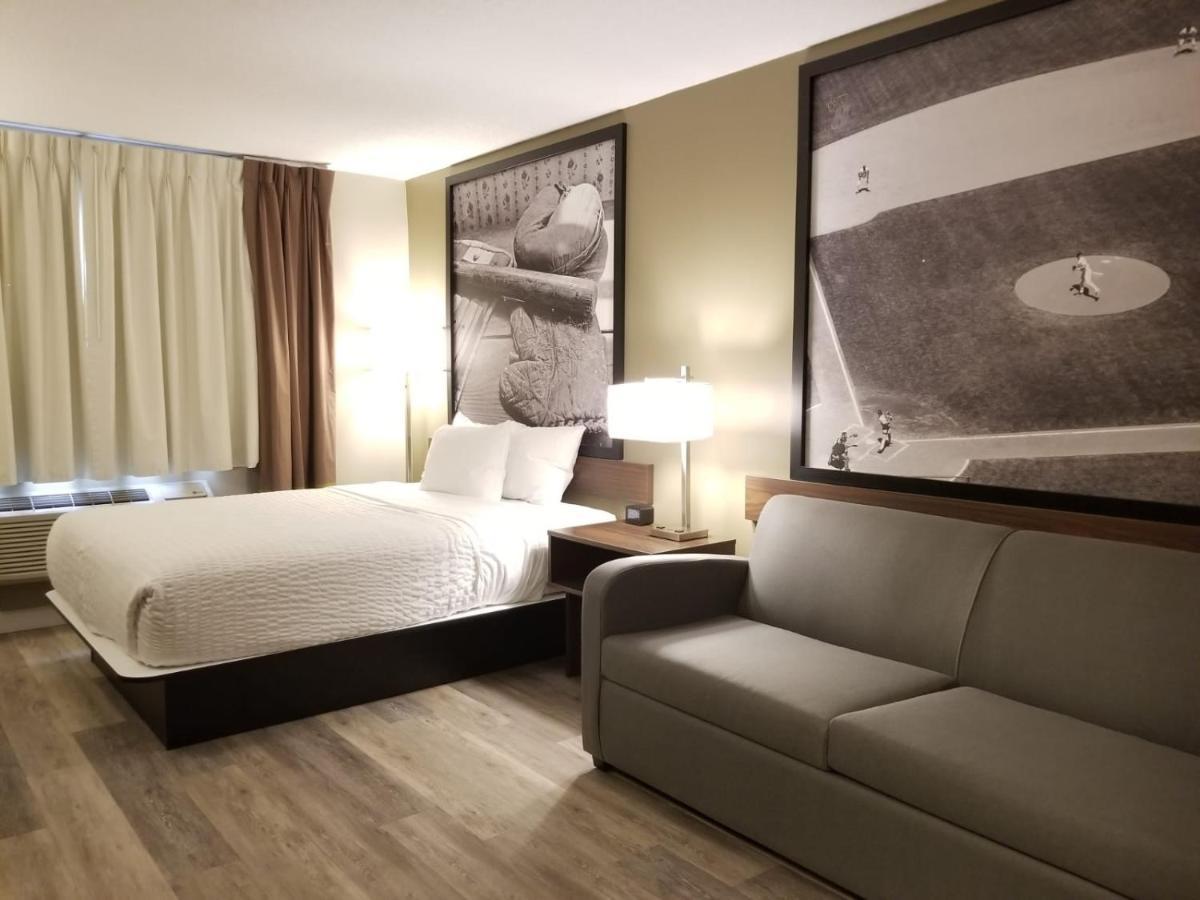Super 8 By Wyndham Winnipeg West Dış mekan fotoğraf