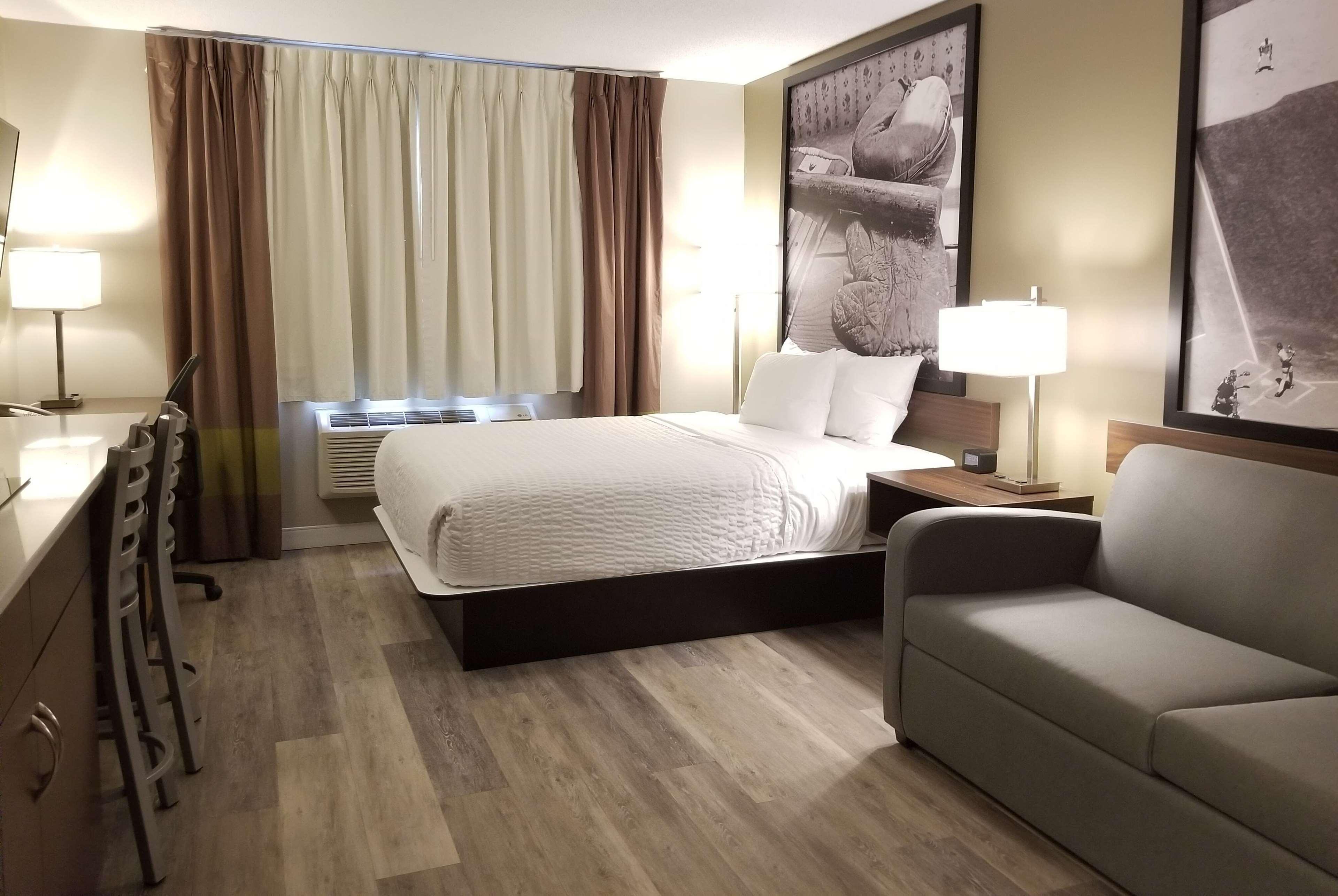 Super 8 By Wyndham Winnipeg West Dış mekan fotoğraf