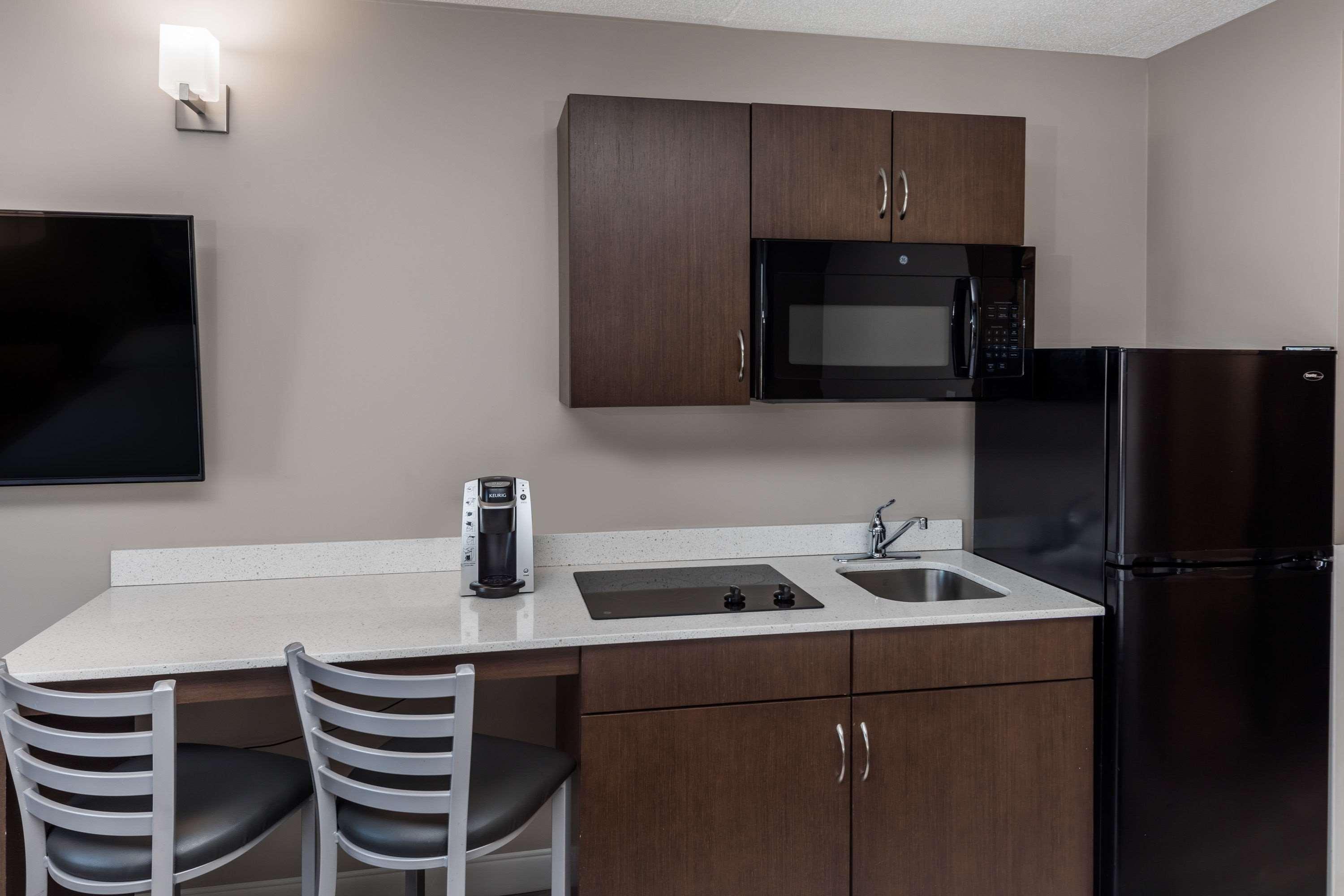 Super 8 By Wyndham Winnipeg West Dış mekan fotoğraf