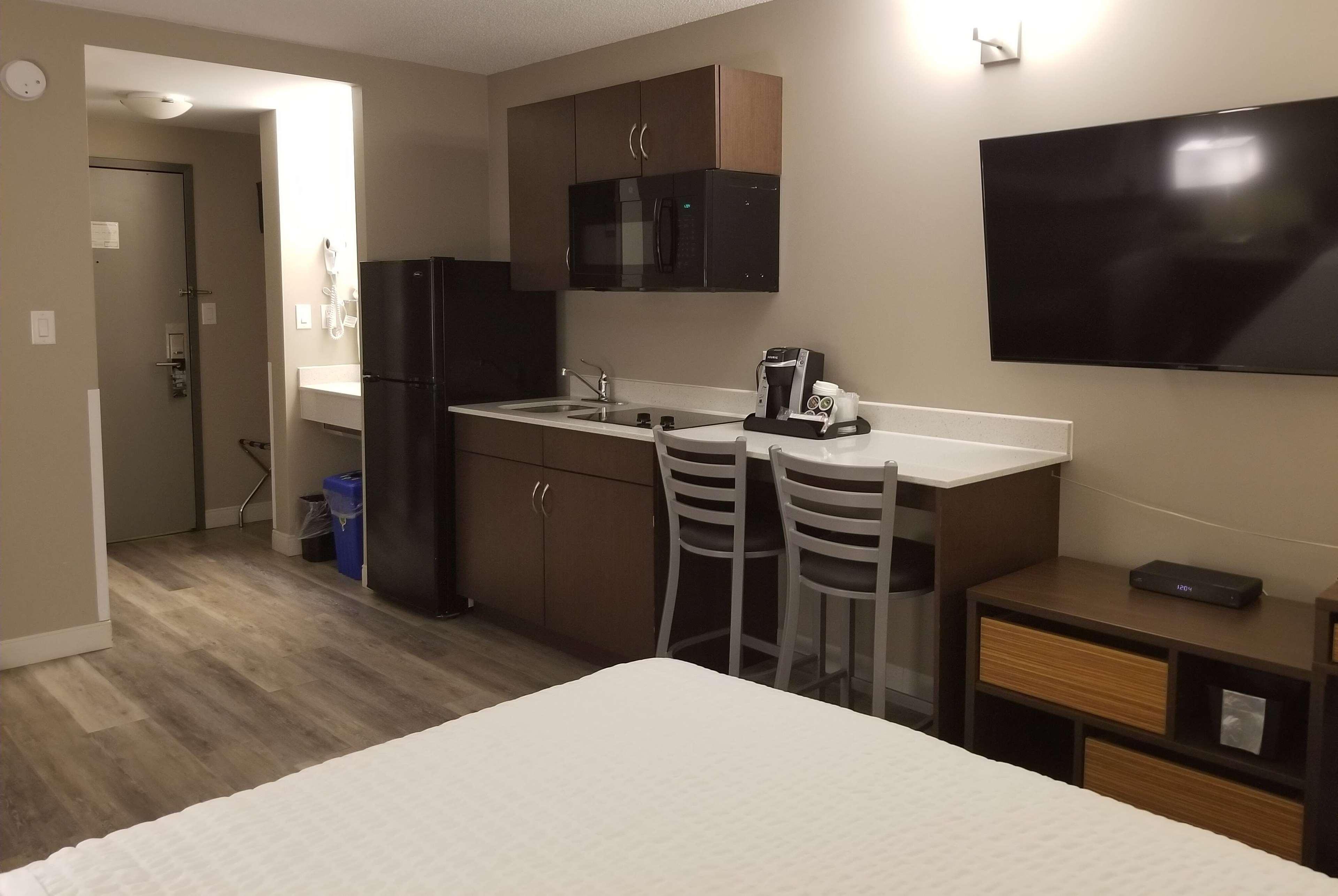 Super 8 By Wyndham Winnipeg West Dış mekan fotoğraf