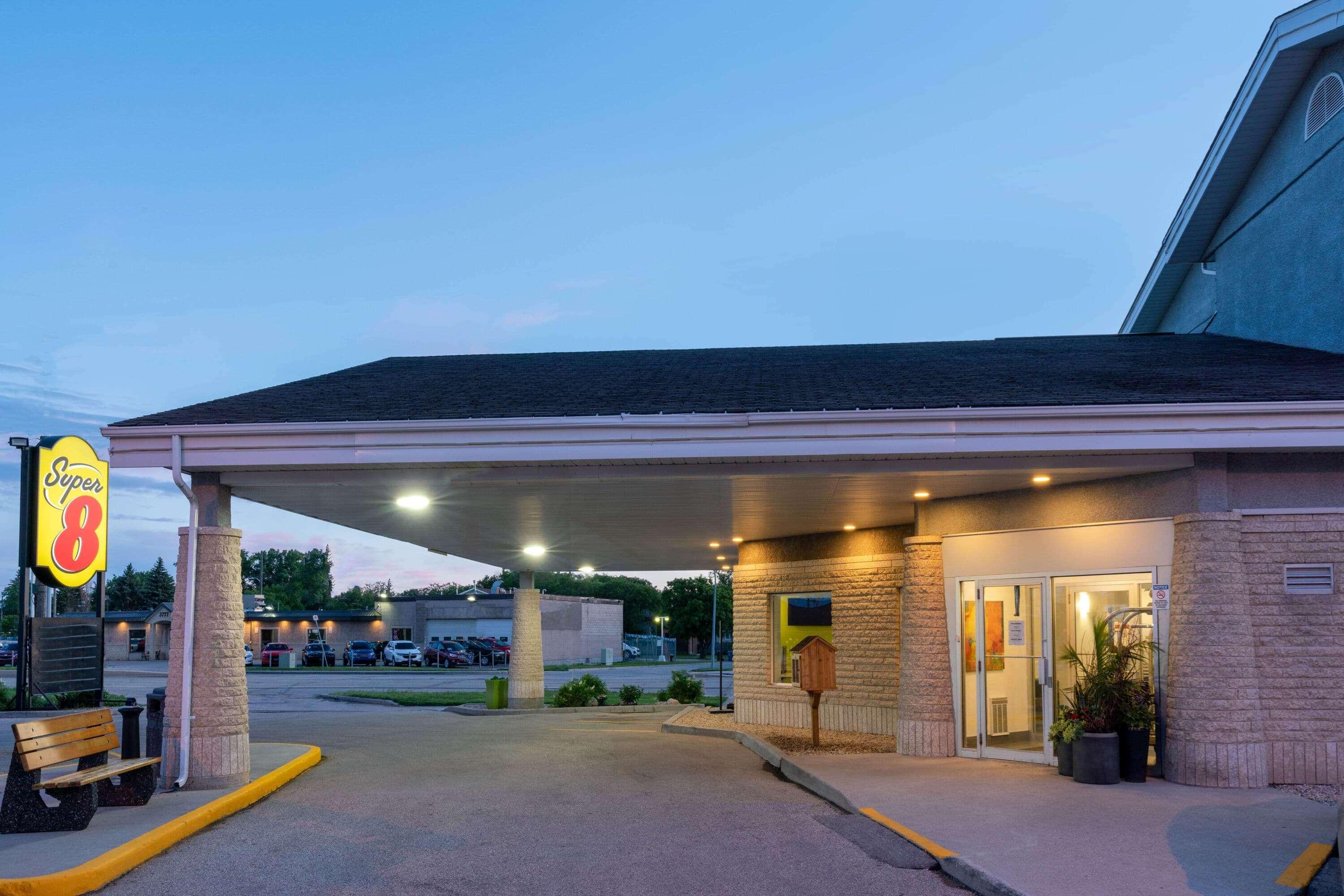 Super 8 By Wyndham Winnipeg West Dış mekan fotoğraf