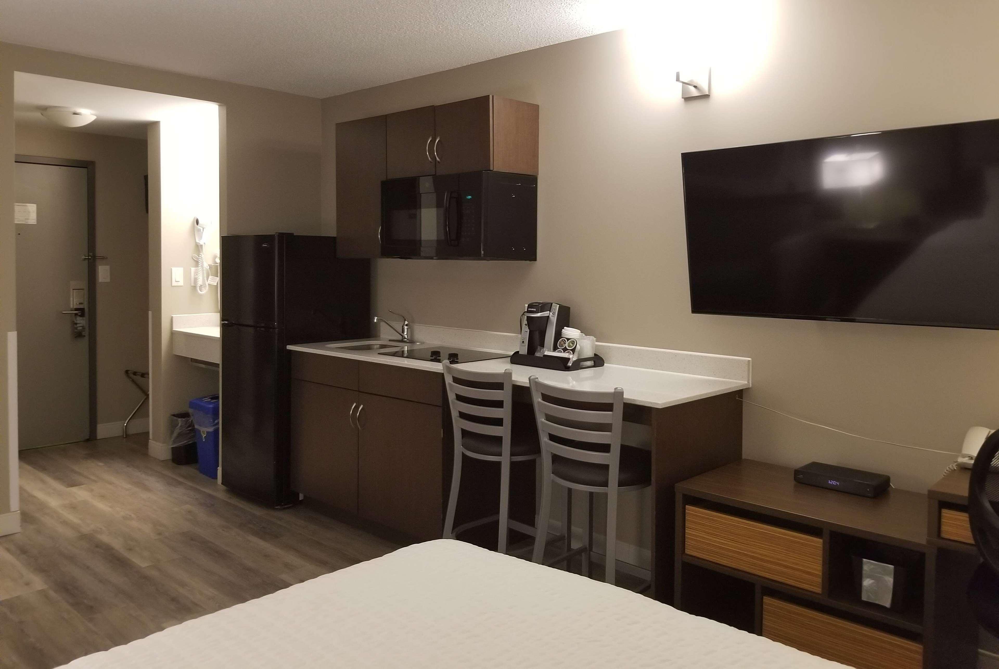 Super 8 By Wyndham Winnipeg West Dış mekan fotoğraf