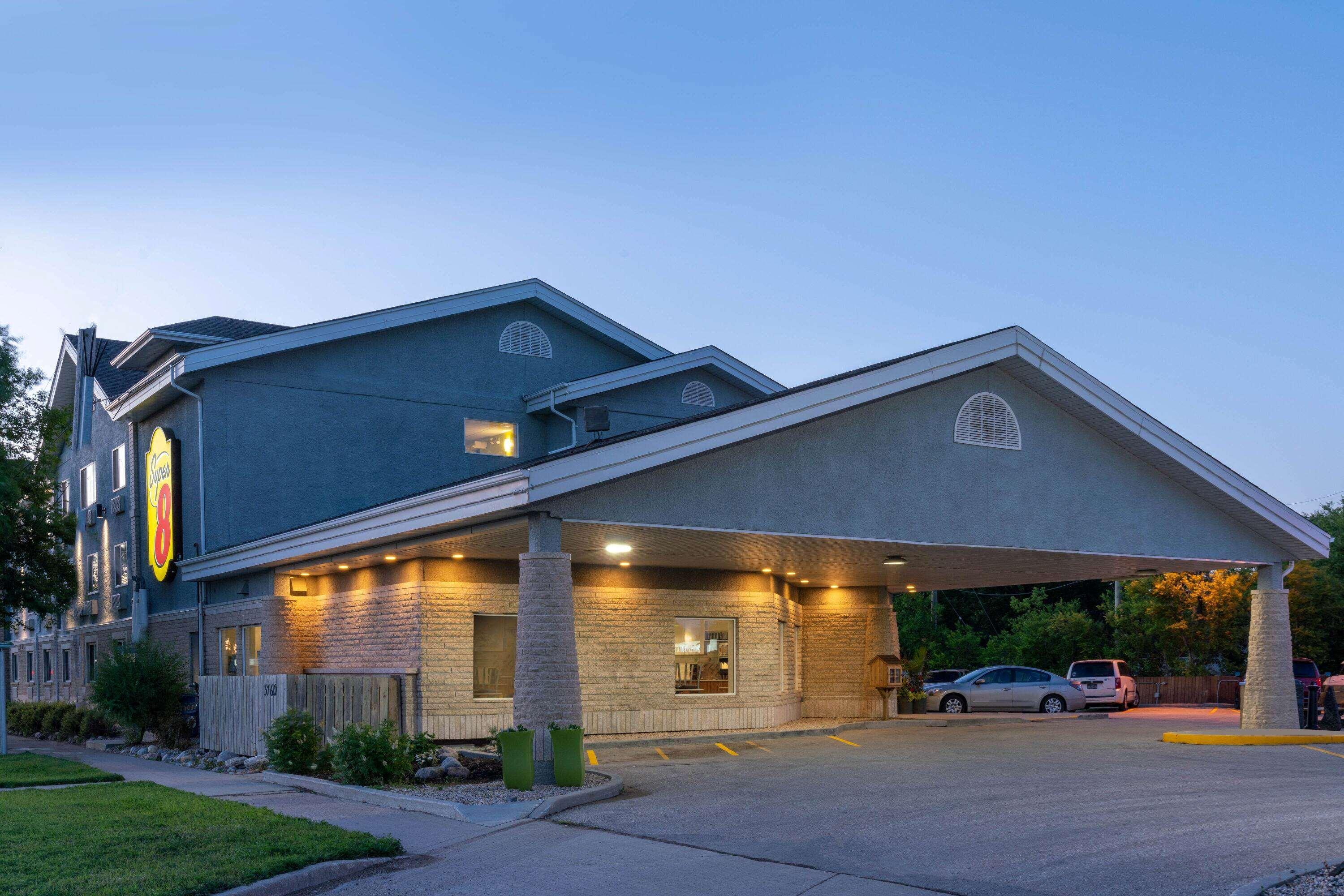 Super 8 By Wyndham Winnipeg West Dış mekan fotoğraf