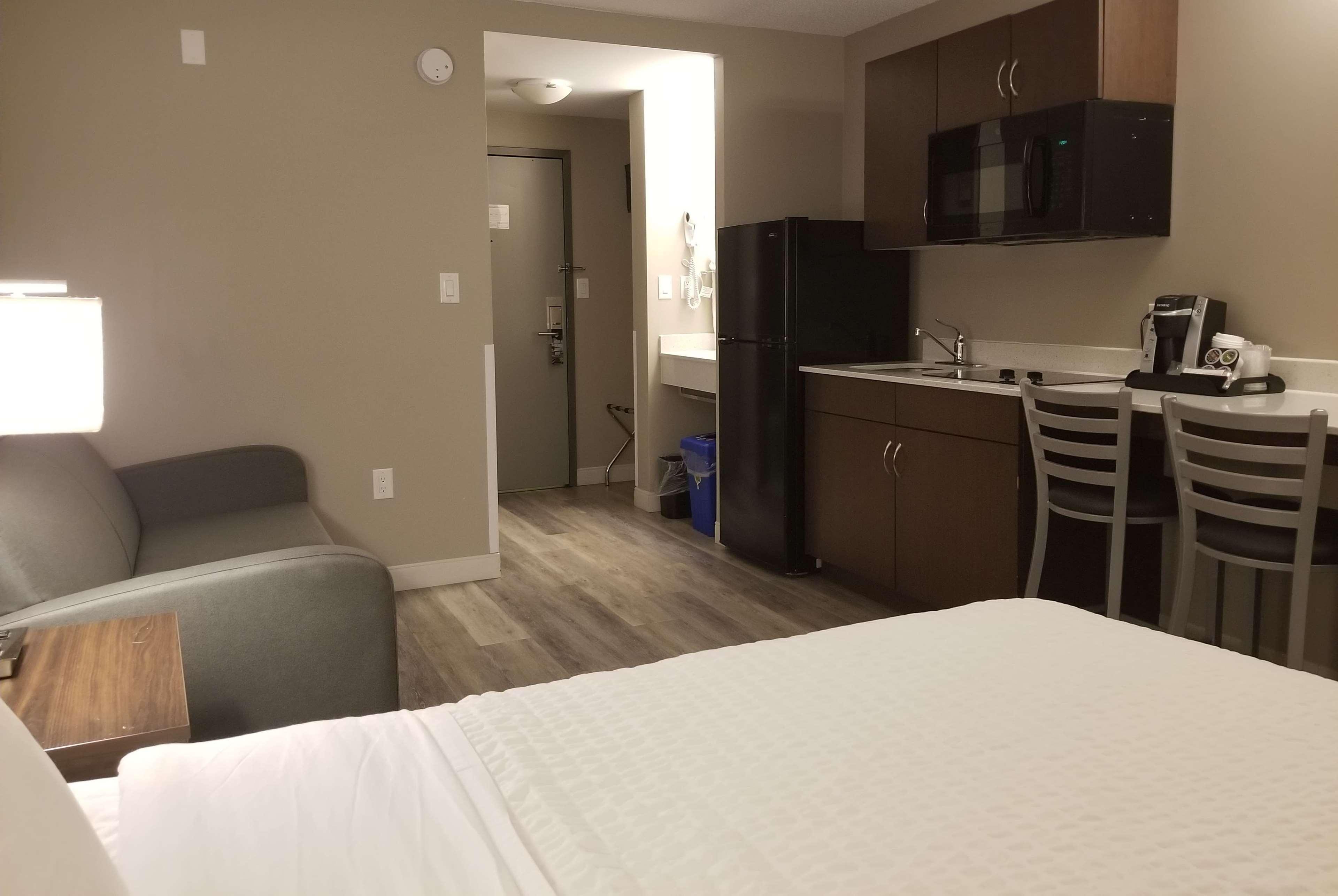 Super 8 By Wyndham Winnipeg West Dış mekan fotoğraf