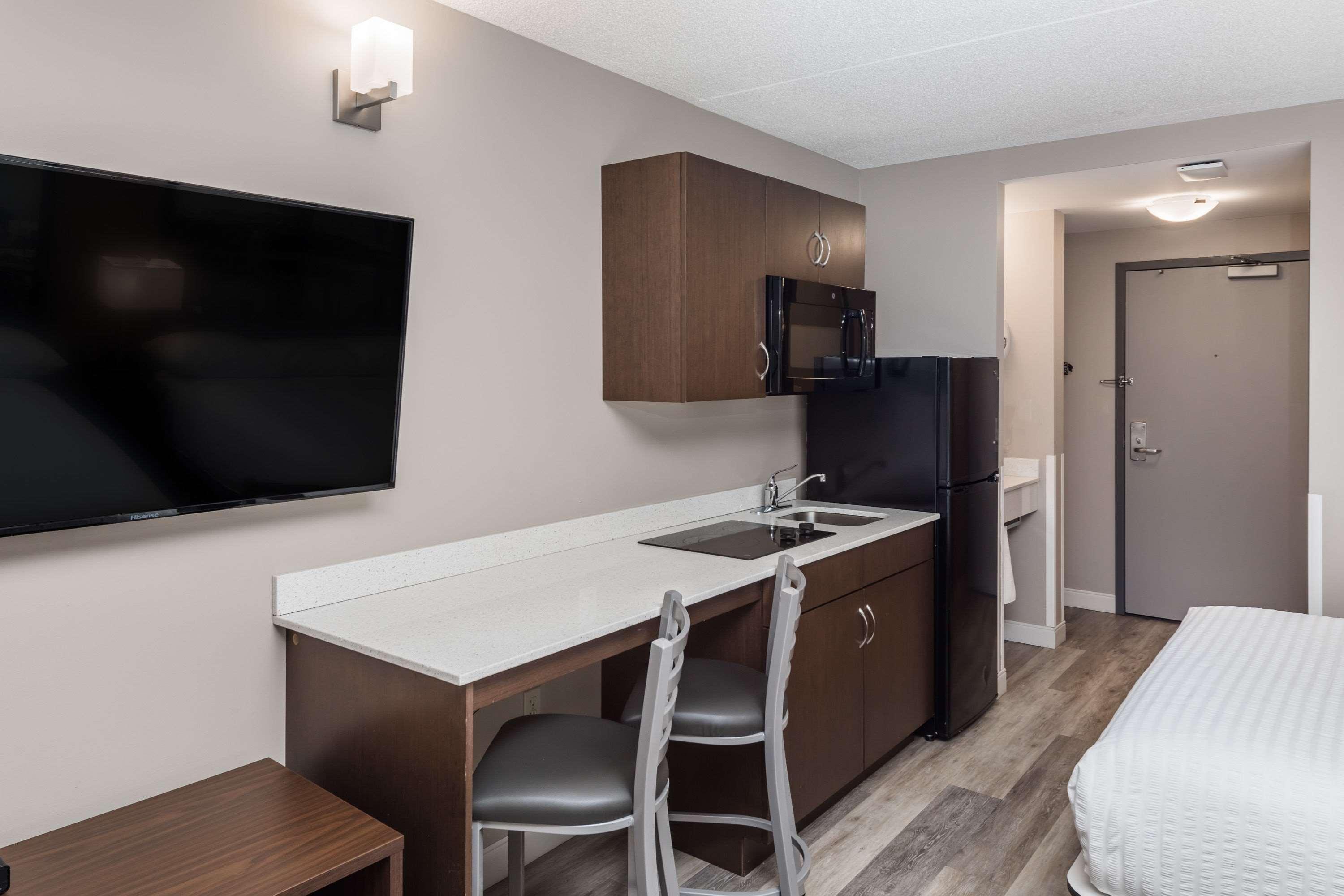 Super 8 By Wyndham Winnipeg West Dış mekan fotoğraf