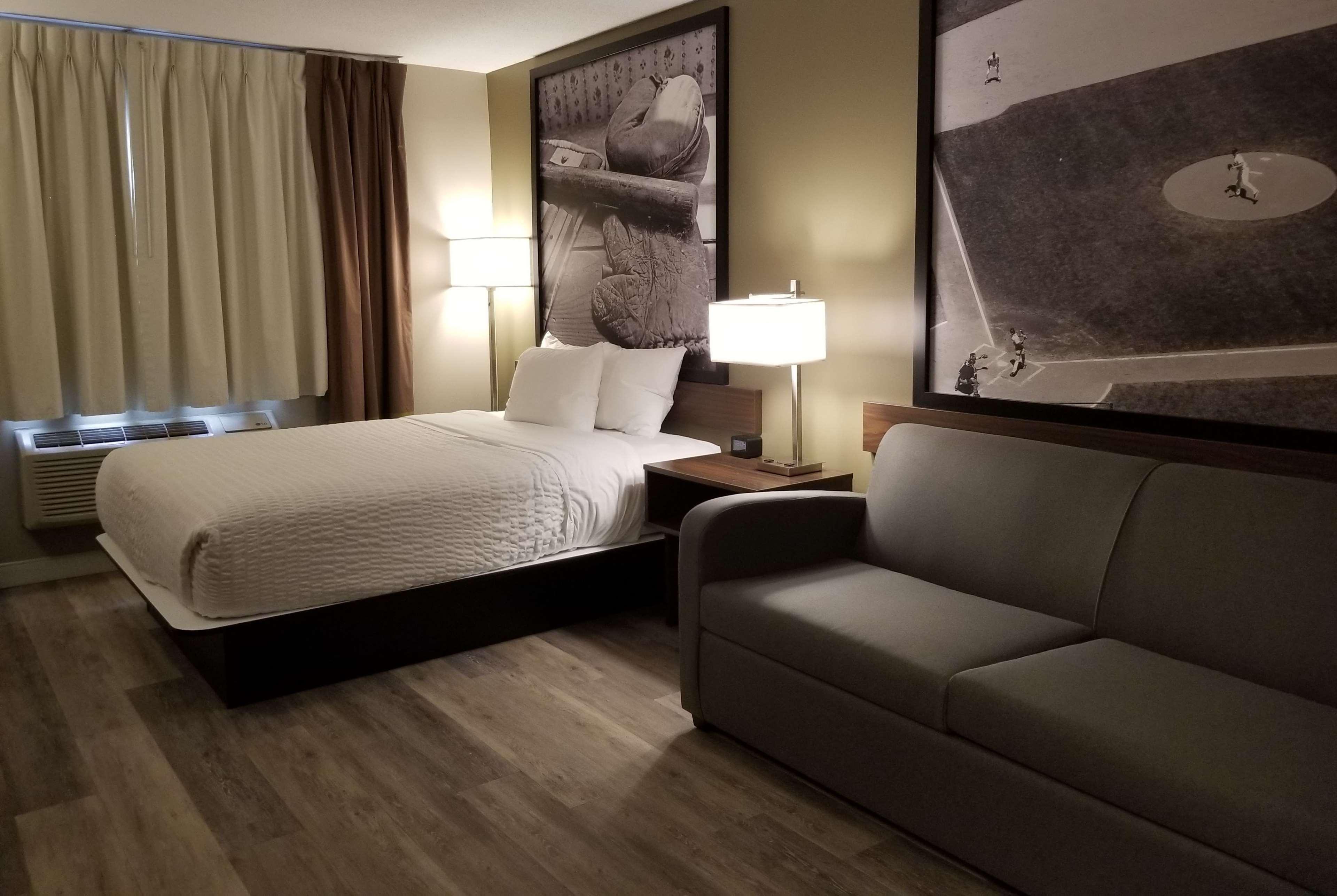 Super 8 By Wyndham Winnipeg West Dış mekan fotoğraf