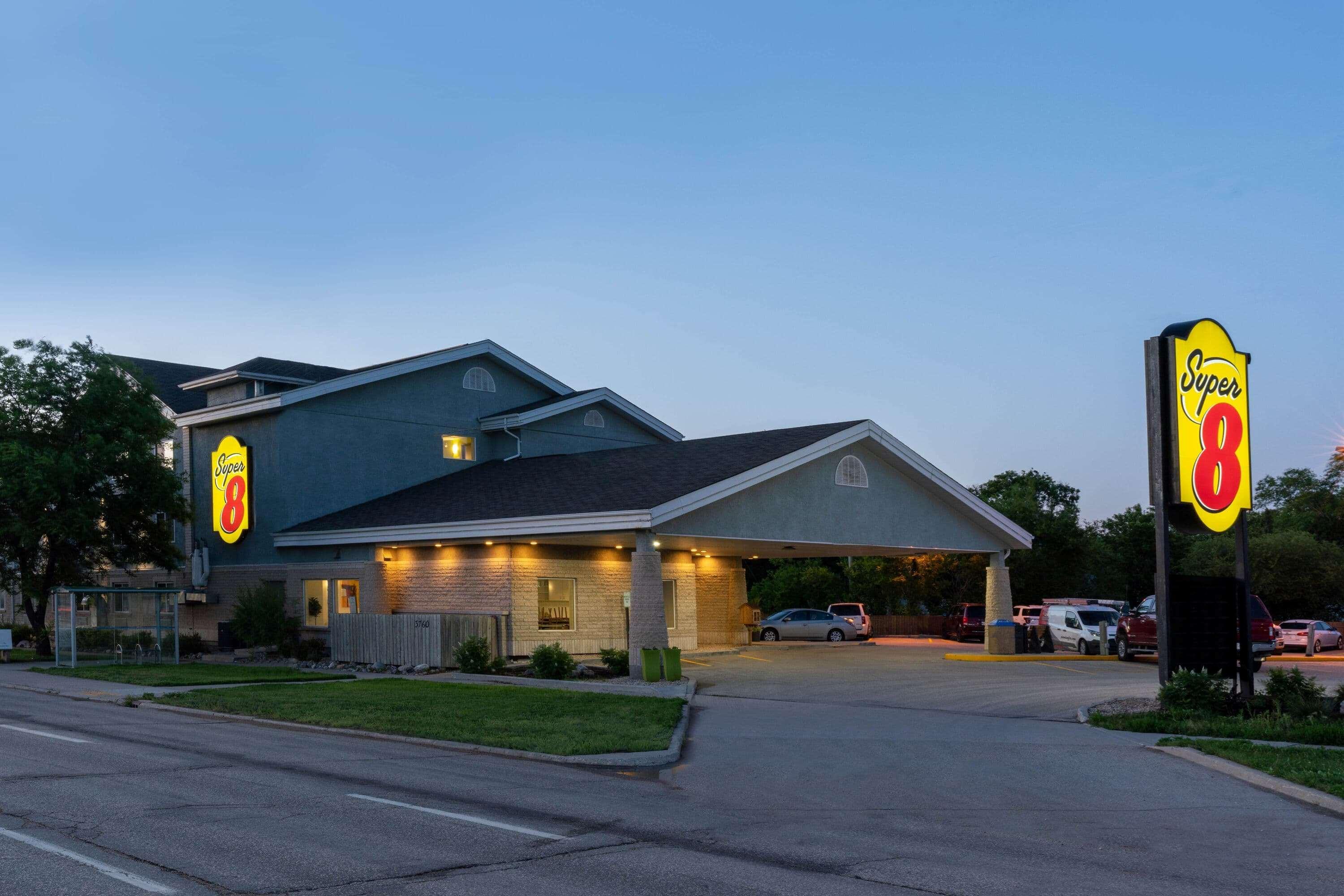 Super 8 By Wyndham Winnipeg West Dış mekan fotoğraf