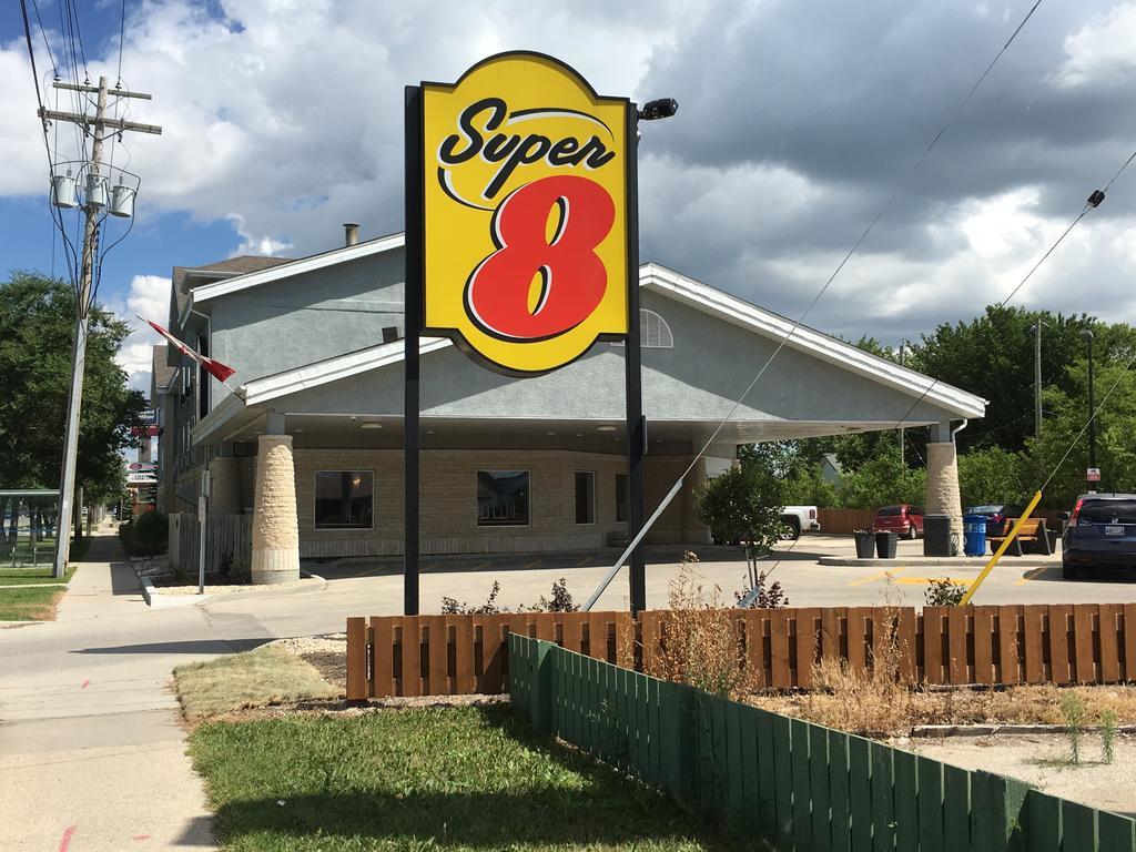 Super 8 By Wyndham Winnipeg West Dış mekan fotoğraf