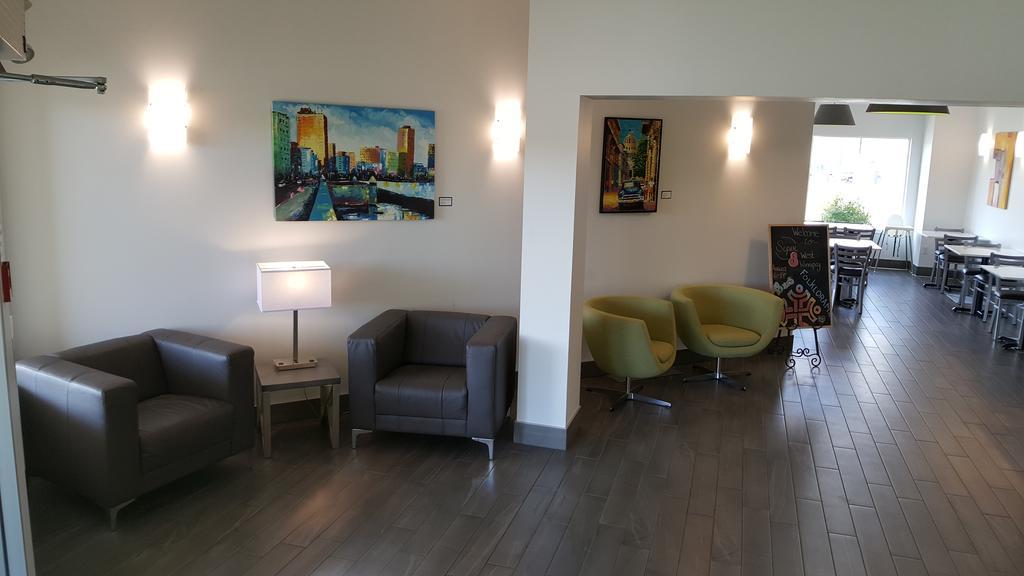 Super 8 By Wyndham Winnipeg West Dış mekan fotoğraf