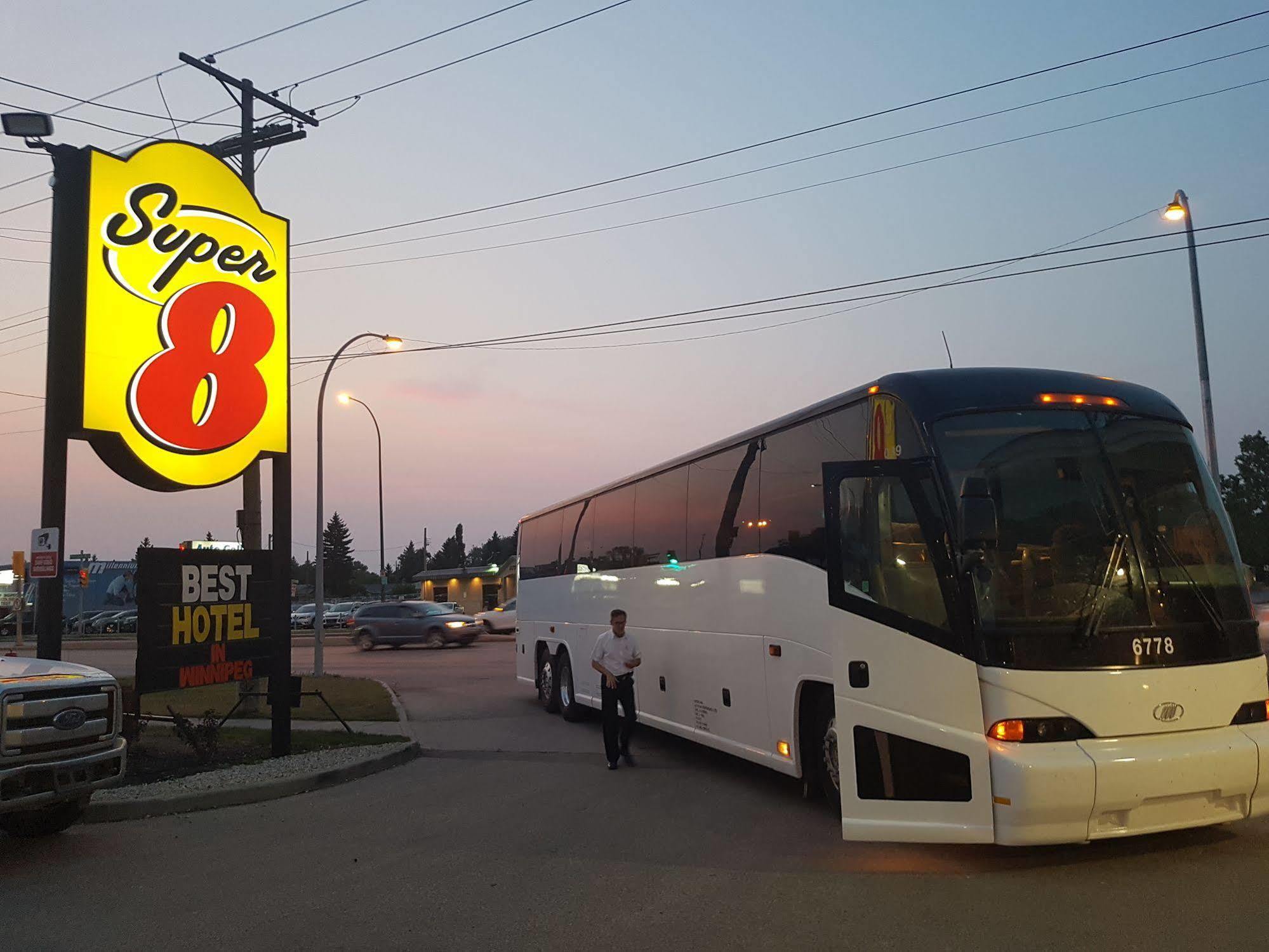Super 8 By Wyndham Winnipeg West Dış mekan fotoğraf