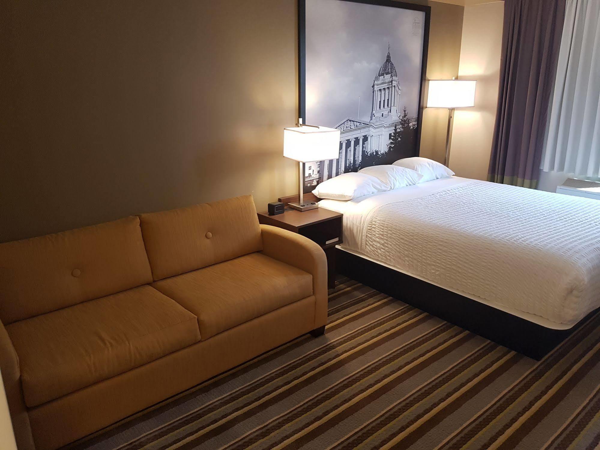 Super 8 By Wyndham Winnipeg West Dış mekan fotoğraf