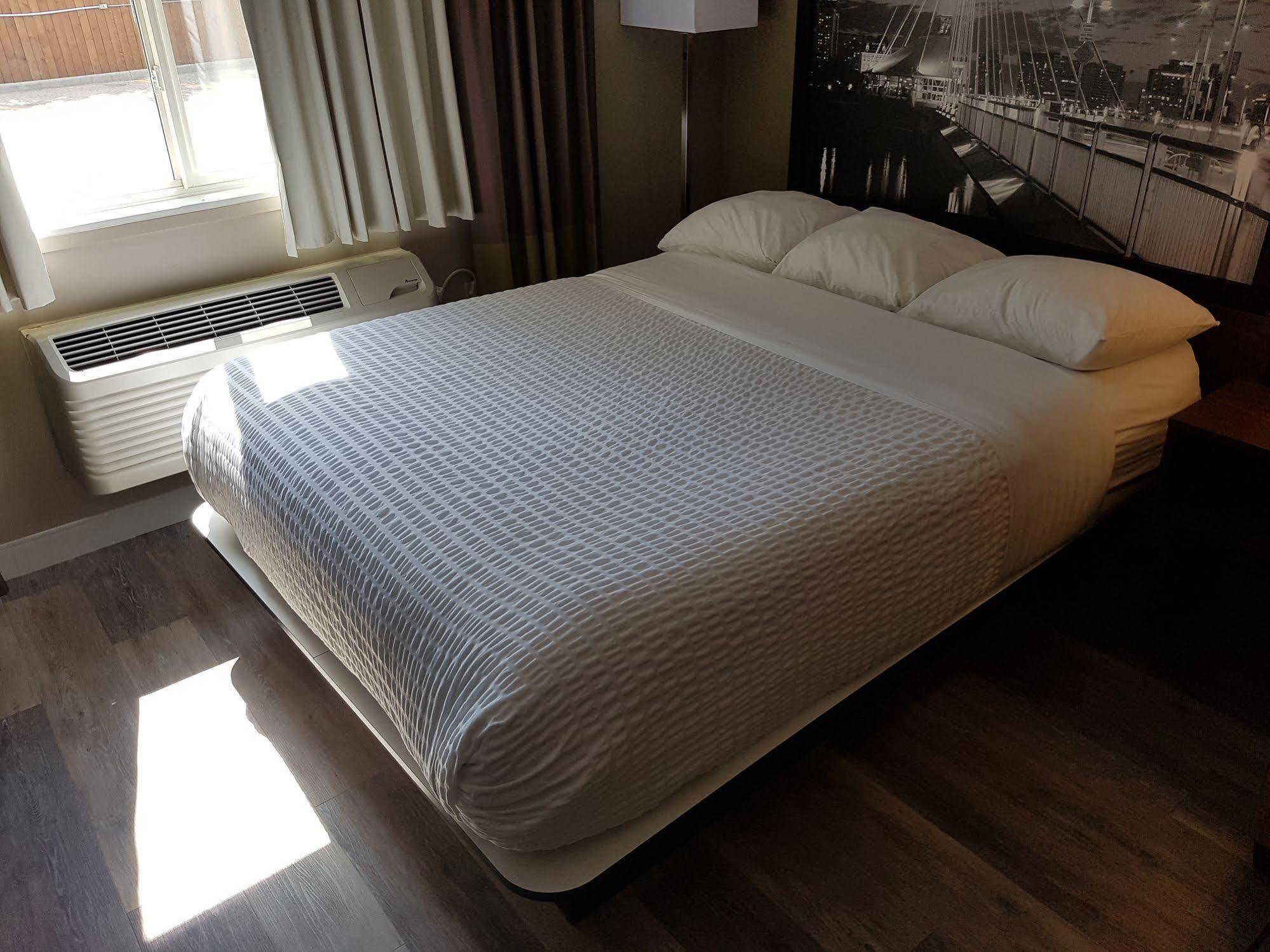 Super 8 By Wyndham Winnipeg West Dış mekan fotoğraf