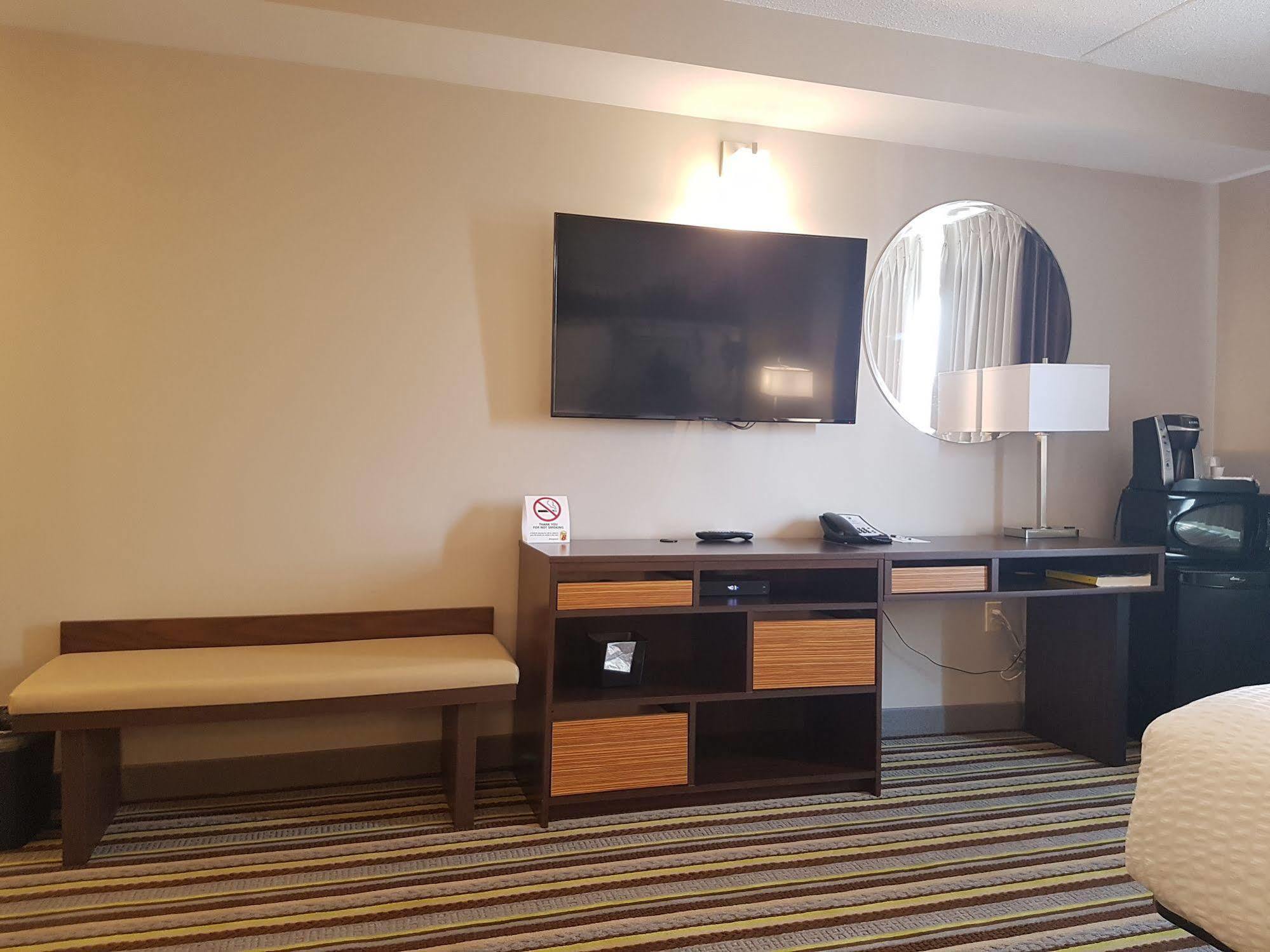 Super 8 By Wyndham Winnipeg West Dış mekan fotoğraf